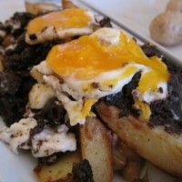 Patatas natural, huevo frito, sobrasada y cuixot de Menorca. - HUEVOS ROTOS CON SOBRASADA Y CUIXOT