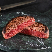 100% carne de WAGYU de Santa Rosalia, queso de Mahon, cebolla crujiente, tomate de huerto y pan CASERO - HAMBURGUESA DE WAGYU 100% 