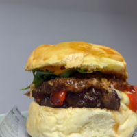 100% carne de WAGYU de  Menorca, salsa limón y queso semi mahon, crujiente de sobrasada - HAMBURGUESA MENORQUINA