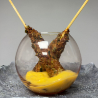 Langostino rebozado en Panko y algas acompañado con salsa de mango y maracuyá especiada - BROCHETAS DE LANGOSTINOS. 2 UNIDADES