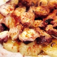 Pulpo a la gallega. Cocción al vapor para conservar más sabor y acompañado con puré de patata.
 - PULPO A LA GALLEGA