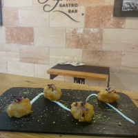 Clasico de la casa! 100% sepia con salsa de mariscos.
4 unidades - ALBONDIGAS DE SEPIA CON SALSA DE MARISCO