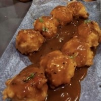 Clasico de la casa! 100% sepia con salsa de mariscos.
4 unidades - ALBONDIGAS DE SEPIA CON SALSA DE MARISCO