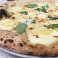 Masa fresca, tomate natural con mozzarella, queso de Mahón, queso de cabra y emmental. - 4 QUESOS