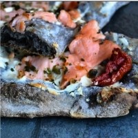Tosta de tinta de calamar con salmón ahumado, queso crema  y carpaccio de bacalao - TOSTA DE TINTA DE CALAMAR