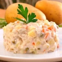 Ensaladilla tradicional de cangrejo elaborada con productos de proximidad. - ENSALADILLA  DE CANGREJO 