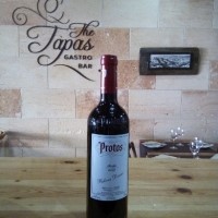 D.O. Ribera del Duero 2018
Su color es rojo cereza con ribete púrpura y, su nariz, franca e intensa, destacando en ella los aromas de fruta roja y negra acompañados con notas especiadas y ligeros tostados derivados de su crianza. En boca, tiene buena estructura, es frutal y fresco, con paso goloso, equilibrado y con taninos suaves muy agradables. - PROTOS ROBLE 