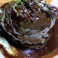 CARRILLERA de cerdo, cocinada lentamente acompañada de salsa del Bierzo. - CARRILLERA DE CERDO