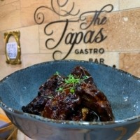 Cocinado a baja temperatura. Muy jugoso, acompañado de nuestra salsa barbacoa. - COSTILLAR DE CERDO MARINADO