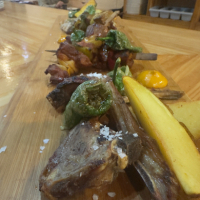 Ideal para COMPARTIR(2 personas) 
 
Solomillo de cerdo negro. chuletitas de cordero, pincho morunos, Pimientos del Padrón , costillar y patata asada asada - TABLA DE CARNES