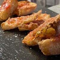 Pan de cristal artesano con tomate de huerto aceite de oliva  y  sal. - PAN  CON  TOMATE 