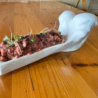 Steak tartar de solomillo de vaca Menorca, aliñado de forma tradicional con tostaditas de pan cristal y mantequilla casera - STEAK TARTAR