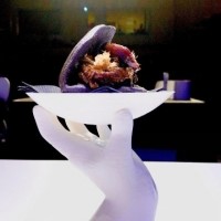 Pan bao con carrillera de cerdo, yema de huevo curada en sal marina y jengibre, con puntilla de clara frita. - SINERGIA  1º PREMIO TAPA MENORCA 