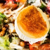 Mezclum, queso de cabra frances, frutos secos, frutas y vinagreta de higos
 - ENSALADA DE QUESO DE CABRA