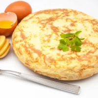 Tapa tradicional española, hecha al momento y de tamaño mini (10 cm.). Ideal para compartir - MINI TORTILLA ESPAÑOLA