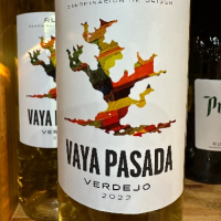De un brillante color amarillo pajizo, este monovarietal de Verdejo, presenta aromas frescos a fruta tropical, hierbas verdes y anisados, mientras que en boca es un vino sabroso, ligero y con una perfecta acidez. Final largo. - VAYA PASADA (VERDEJO)