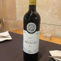Ribera del duero 100% TEMPRANILLO
Este vino posee todas las características de un vino joven de la Ribera del Duero en todos sus aspectos, pero con personalidad propia.
Es inconfundible debido a su permanencia en barricas de roble francés, único en su categoría. - RESALSO ( RIBERA DEL DUERO) 2024
