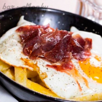 Huevos fritos con jamon Duroc y patata frita en aceite de oliva virgen. - HUEVOS ROTOS CON JAMON 