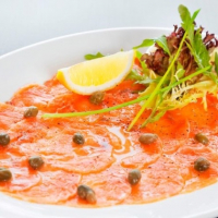 Salmon marinado en xoriguer y manzanilla de MENORCA - CARPACCIO DE SALMON MARINADO EN XORIGUER