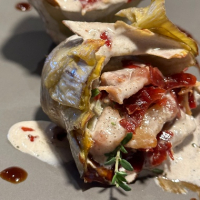 alcachofa con coixot (embutido Menorquin) y queso de Mahón  - ALCACHOFA A LA MENORQUINAS