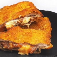 Cachopo de ternera, con jamon, queso de cabra y cebolla caramelizada. Acompañado de pimientos de Padrón y patatas fritas
Ideal para compartir(2 personas) - CACHOPO DE TERNERA
