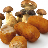 CROQUETON  CASERO DE BOLETUS REBOZADO EN CEREAL DE MAÍZ, ACOMPAÑADO DE UNA SALSA LIGERA DE CHAMPIÑÓN - CROQUETON DE BOLETUS