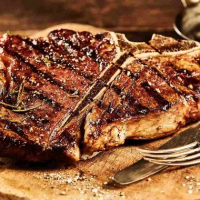 T bone steak IDEAL PARA COMPARTIR de 1,2kg de carne de Menorca (ternera) a la brasa, acompañado de pimientos del padrón y patata frita. 
El T-bone es un corte que reúne dos piezas de carne suculentas: el solomillo y el entrecot.
 - T-BONE STEAK DE TERNERA MENORCA