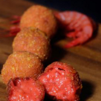 Deliciosa croqueta  de gambas con mahonesa de ajillo - CROQUETAS DE GAMBAS